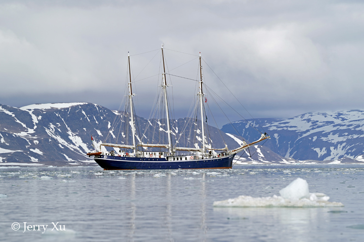 14-伦勃朗号帆船本身就是一个景点，随便拍摄下来都是与众不同的北极风光1.jpg